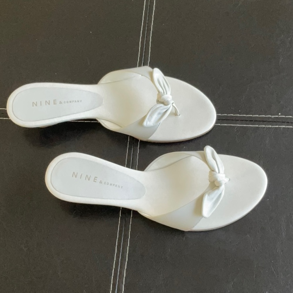 Nine & Co. White Thong women’s size 7 Sandals with Bow Detail